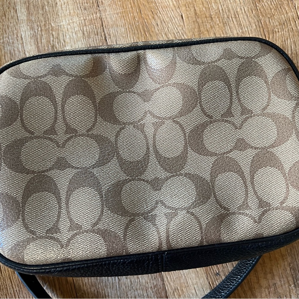 LIKE NEW! 𝐂𝐎𝐀𝐂𝐇 ‘𝐂𝐨𝐮𝐫𝐭‘ 𝐂𝐫𝐨𝐬𝐬𝐛𝐨𝐝𝐲 in signature canvas - Picture 5 of 6